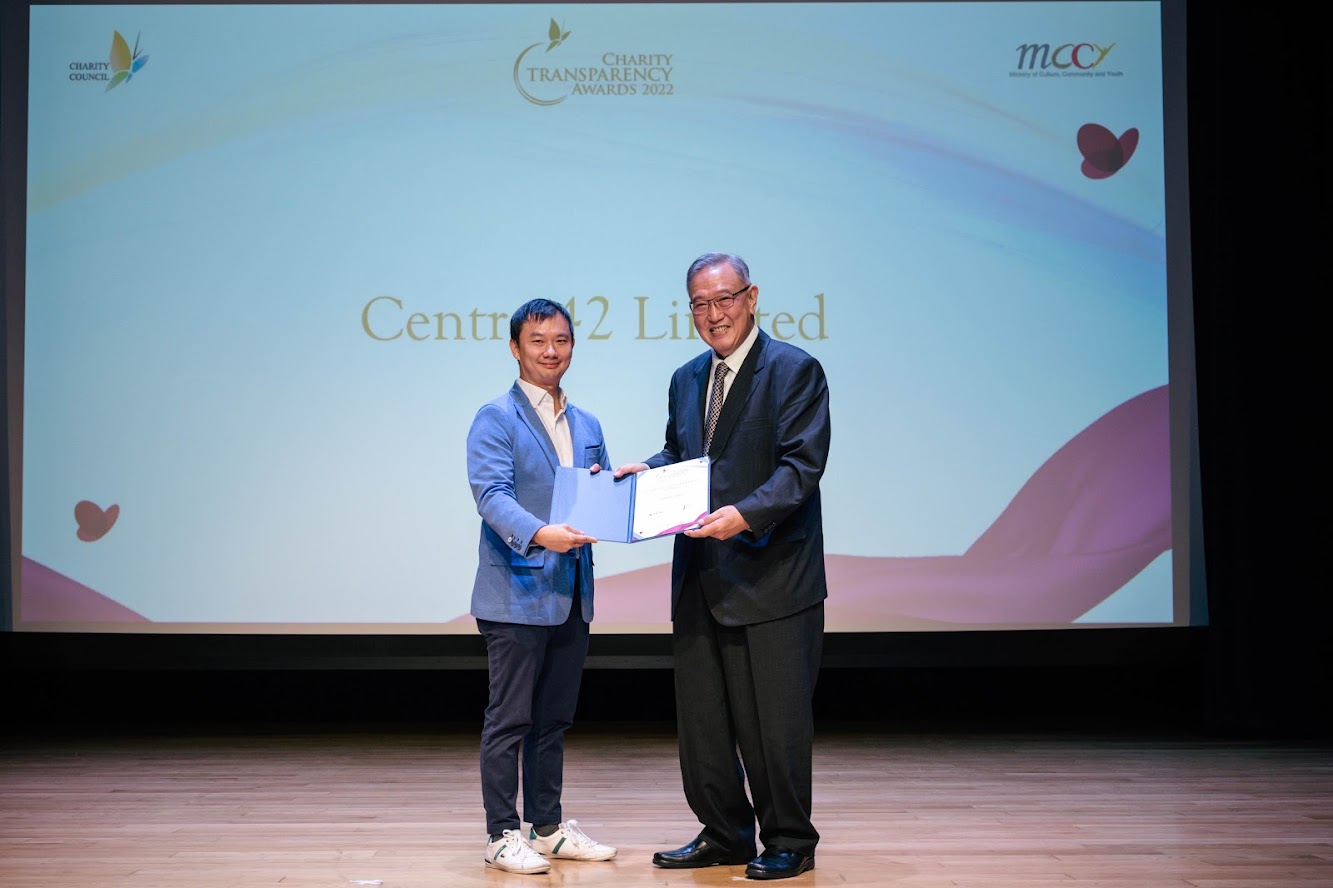 Centre 42's Board Chairperson Andy Tan receiving the Charity Transparency Award 2022 from Dr Gerard Ee.